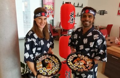 Innenansicht der ReisStyle Sushi Bar – warmes Licht und Sushi-Theke