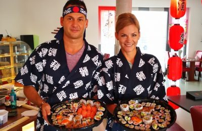 Unser Team mit frisch zubereiteten Sushi-Platten in der Bar