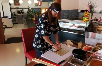 Unter Anleitung entstehen die ersten eigenen Nigiri und Maki