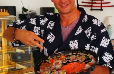 Blick auf die Sushi-Theke mit frischen Zutaten