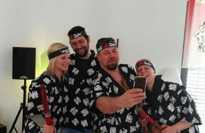 Gruppen-Selfie nach dem Kurs – unvergessliche Momente in der Bar
