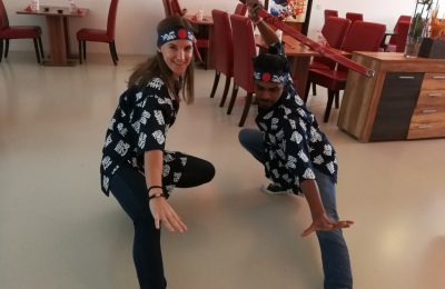 Lustige Pause während des Kurses mit Bambusmatte und Kopfbinde